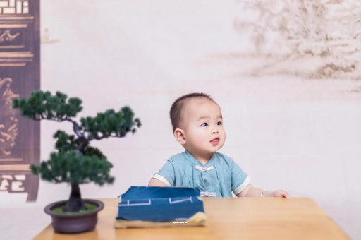 岑溪怀孕肚子中间凹两边凸